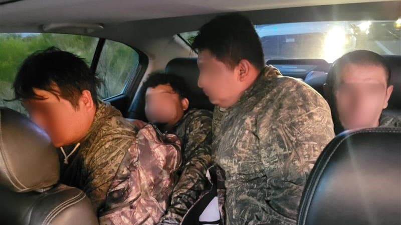 Un arma cargada fue incautada después de que los agentes la localizaran debajo del asiento del conductor. El conductor enfrenta cargos criminales.