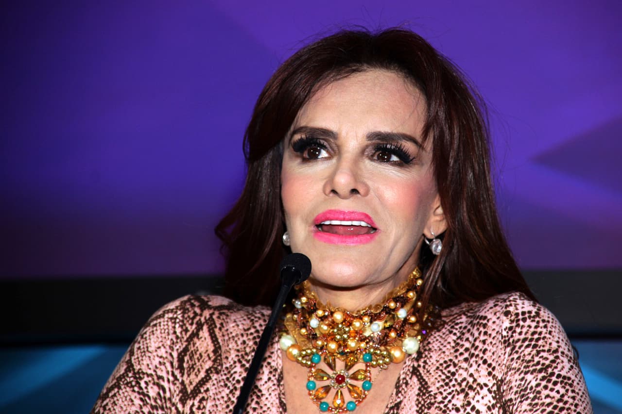 "
<b>Tengo una genética estupenda</b>, mi padre a los 50 años no tenía una cana ni una arruga, y mi mamá era espectacular, se los juro, mi mamá tenía 70 años y se veía de 50", sentenció en conferencia de prensa en 2015.
<br>