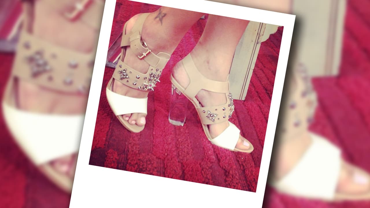 Son sus fans los que le piden ver sus zapatos del día.