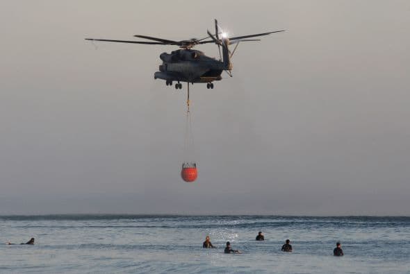 Impresionantes imágenes del helicóptero de los bomberos recogiendo agua para sofocar las llamas cerca del Pendleton mientras los surfistas esperaban por la mejor ola del día. ¿Quieres ver más? Reporte completo aquí