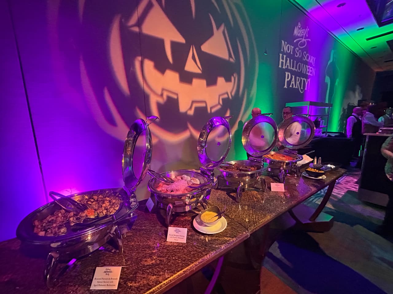 Durante 'Mickey's Not-So-Scary Halloween Party' ofrecen espeluznantes delicias.