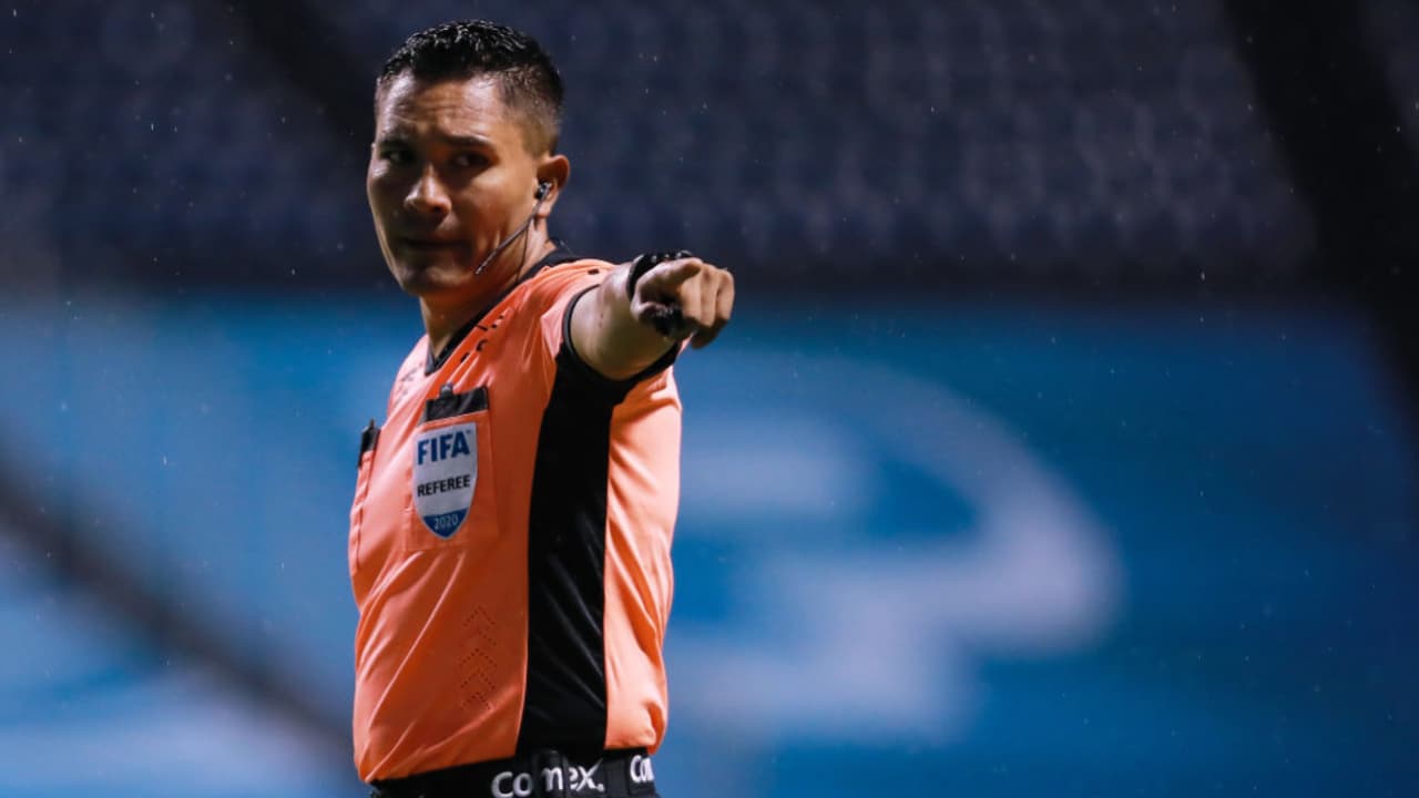 Cuatro silbantes de la Liga MX están infectados con COVID-19