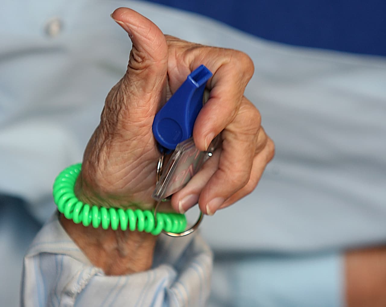 Un silbato de emergencia por si tu celular no tiene señal o la batería se agotó, así como un silbato de señalización que es ideal para alertar a las cuadrillas de rescate sobre tu ubicación o para localizar a otras personas.