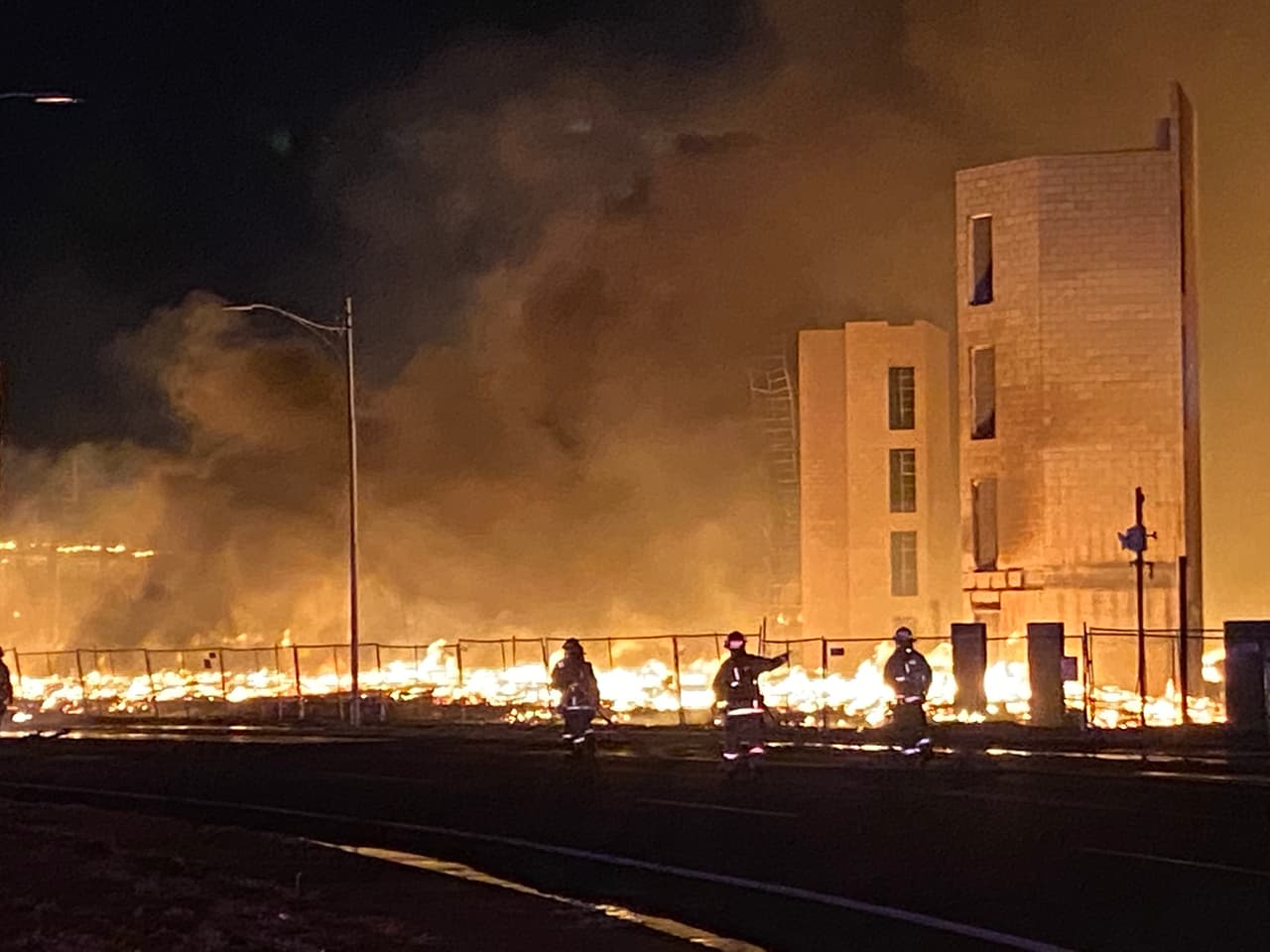Las llamas fueron combatidas por al menos 100 bomberos del departamento de Phoenix.
<br>