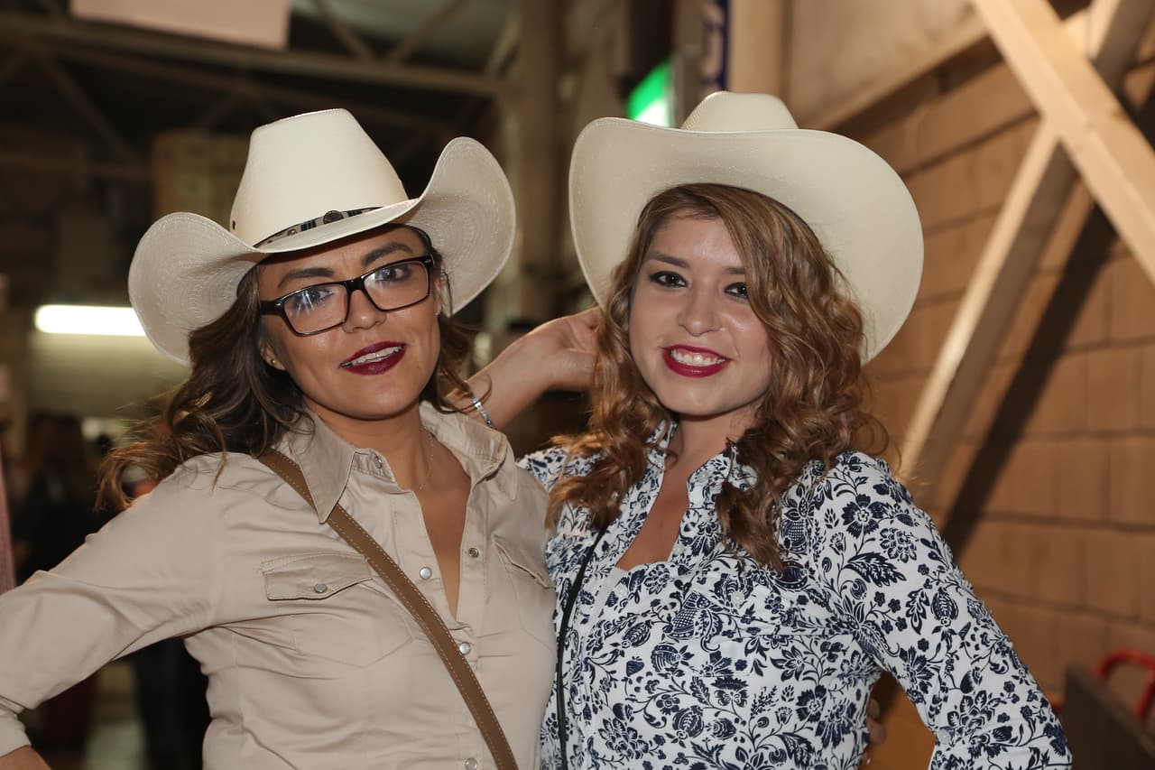 Las admiradoras de Banda El Recodo posaron para nuestra cámara.