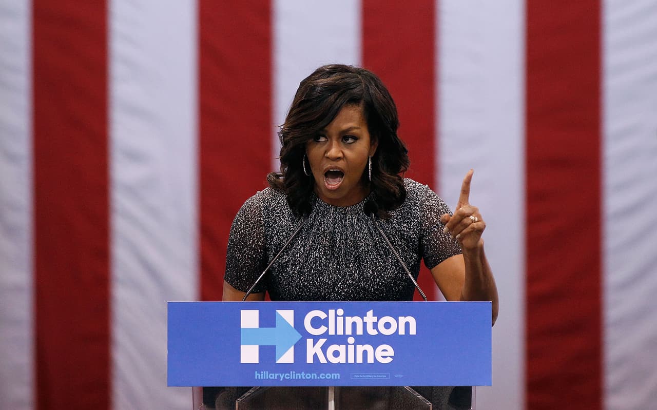 A pesar de la animosidad que hubo entre Michelle Obama y Hillary Clinton en las campañas presidenciales de 2008, cuando su esposo se enfrentó con la demócrata, la primera dama ha desplegado todo su arsenal político dando conmovedores discursos. Con un vestido en degradé, de cuello recogido y de mangas, con su espontaneidad y su enfático discurso, Michelle Obama intentó también ayudar a convertir Arizona en un estado azul.