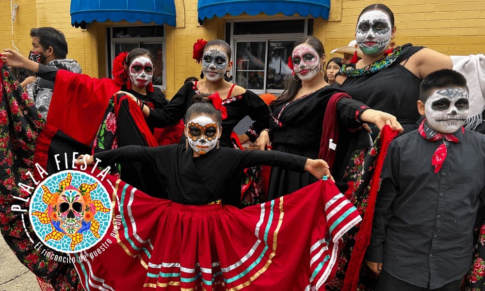 <b>Evento</b>: Halloween – Día de los Muertos en Plaza Fiesta
<br>
<b>Fecha</b>: 29 de octubre
<br>
<b>Lugar</b>: 
<a href="https://maps.app.goo.gl/4TwmsGcxGVmVDAfX8">Plaza Fiesta. 4166 Buford Hwy NE. Atlanta, GA. 30345</a>
<br>
<b>Sitio web</b>: 
<a href="https://plazafiesta.net/event/fall-festival-halloween-day-of-the-dead/">https://plazafiesta.net/event/fall-festival-halloween-day-of-the-dead/</a>
<br>
<br>Plaza Fiesta regala dulces a los niños para celebrar este día y el evento también incluye concursos de disfraces, música y premios.