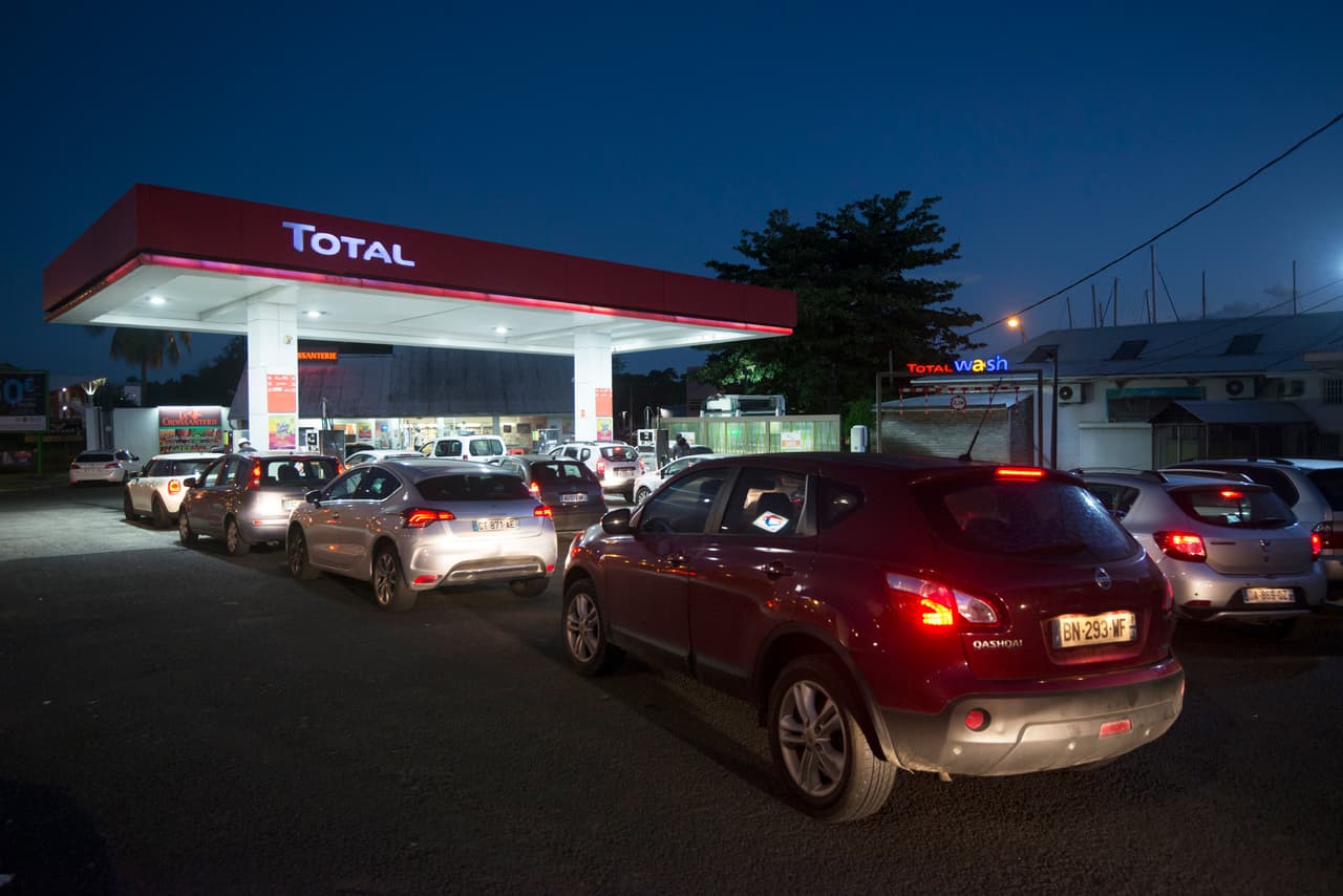 Las estaciones de servicio en Guadalupe repletas de residentes que estiman habrá escasez de gasolina en los próximos días.