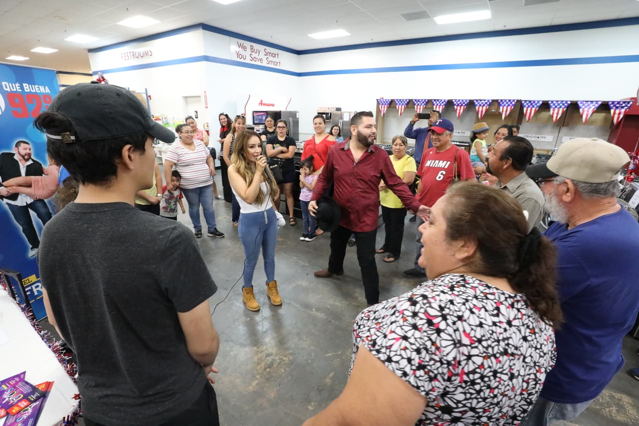 El público de San Antonio demostró que ellos están dispuestos a hacer lo que sea por ganar un premio.
