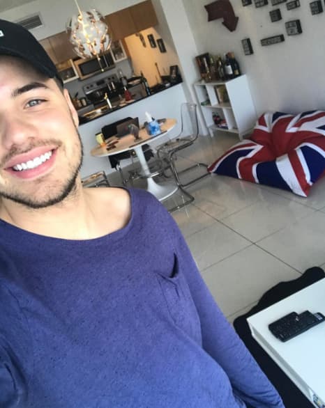 Aún con tanto trabajo, William se aplica también para tener muy limpia su casa.