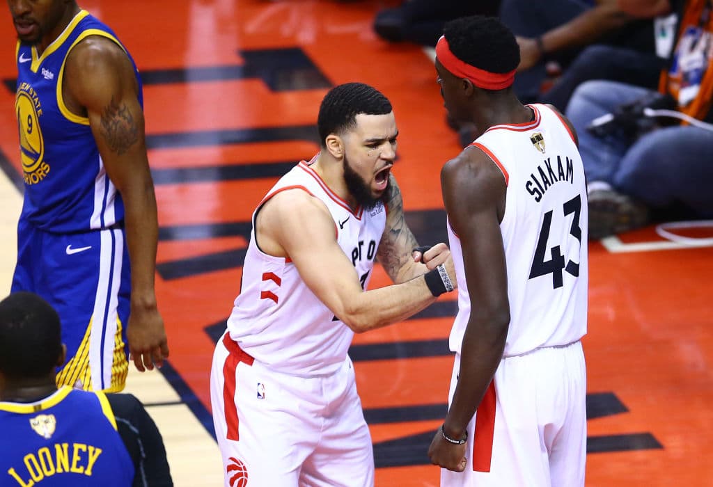 Toronto se puso 106-105 a un punto con segundos por jugarse.