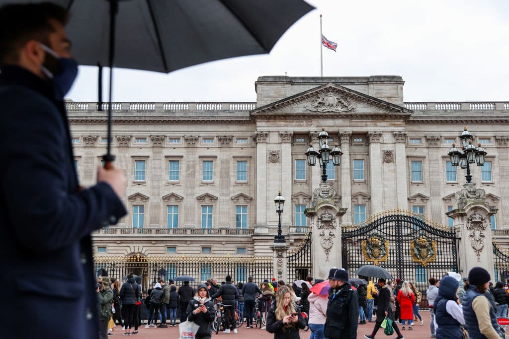 Enrique, el duque de Sussex y nieto de Felipe, acudirá al entierro de su abuelo desde California, pero no lo hará su esposa Meghan Markle, actualmente con un embarazo avanzado, por lo cual los médicos le han recomendado no viajar, informó la AFP citando al comunicado del Palacio de Buckingham.