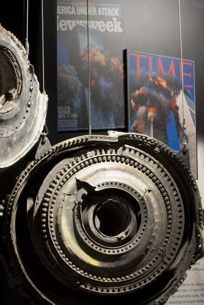 El impacto de un avión a 440 mph contra un rascacielos puede causar su derrumbe, pero no garantiza que bajo los escombros, el fuego y la muerte no sobreviva, un pequeño trozo de papel.