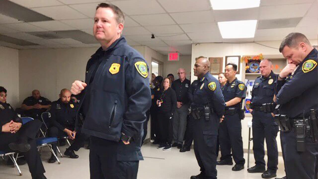 Oficiales de la policía han agradecido las muestras de afecto por la comunidad desde que se conoció la noticia de la muerte de Brewster, este sábado por la noche.