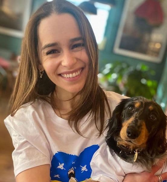 Tras el fin de GoT, la ‘Madre de dragones’ puede parecer desconocida para muchos debido a la ausencia del icónico pelo platinado de Daenerys. Así luce a sus 35 años.