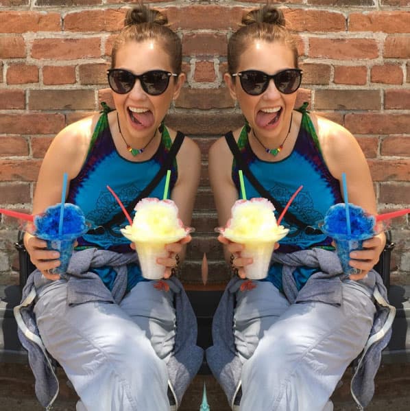 Aquí viste ropa sport, con dos ricas bebidas para combatir el calor. ¿De qué sabores serán?