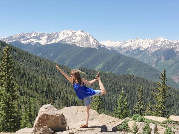 Qué tal este outfit para hacer yoga rodeada por la impresionante naturaleza.