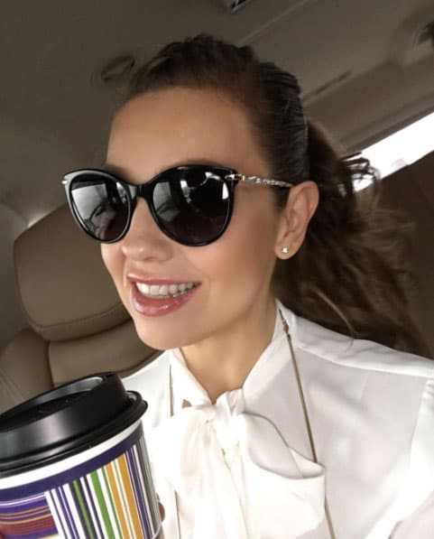 Pero no sólo luce bella en bikini, tiene un look espectacular para cada día.