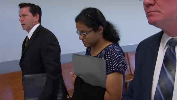 Sini Mathews acudió a una audiencia sobre la custodia de su hija de 4 años.