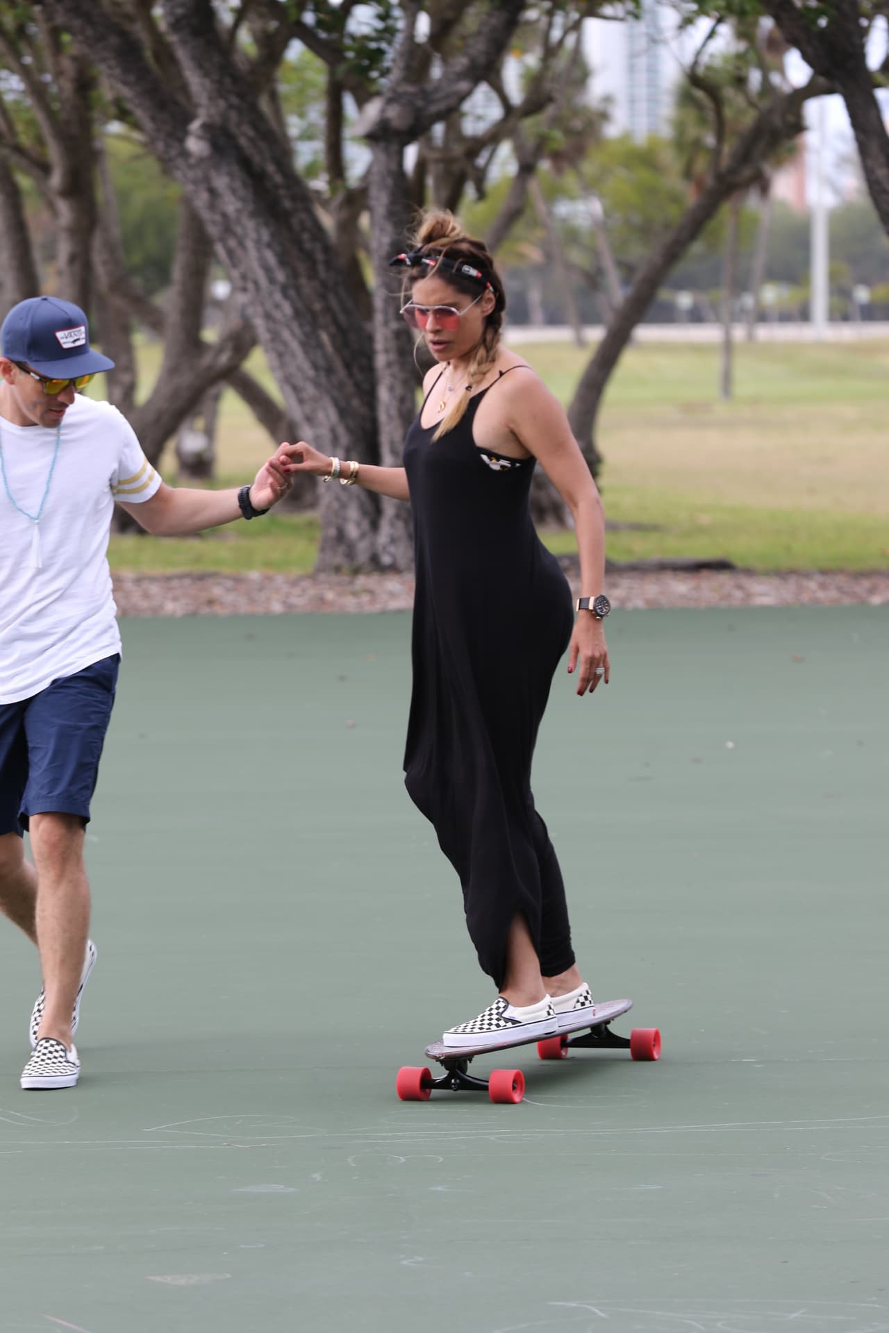 Photo © 2017 Luis Fernandez/The Grosby Group EXCLUSIVO Miami, April 16, 2017. Galilea Montijo con su marido, Fernando, su hijo, Mateo y amigos en un parque de Miami. Fernando estaba enseñando a Galilea a andar en patineta.