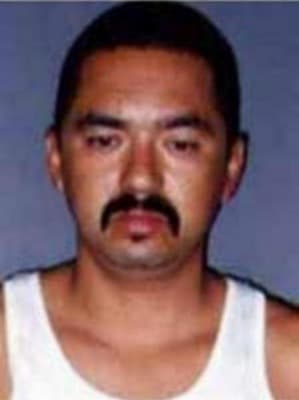 Saúl Aguilar, Jr. 
<br>
<br>Con 52 años cumplidos, este hombre del que se cree es un gran consumidor de metanfetamina, es buscado por su presunta participación en el asesinato de su ex-novia en Los Ángeles, California, en diciembre de 1997. 
<br>
<br>El FBI ofrece una recompensa de hasta 5,000 dólares por información que conduzca a su arresto. 
<br>
<br>
<br> 
<br>