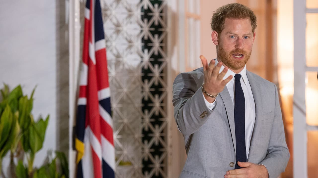 El príncipe Harry inicia acciones legales contra dos tabloides británicos por presunto hackeo telefónico