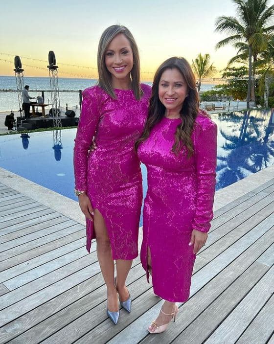 Por su parte, Karen Padin y Satcha Pretto presumieron vestidos a juego repletos de lentejuela rosa.