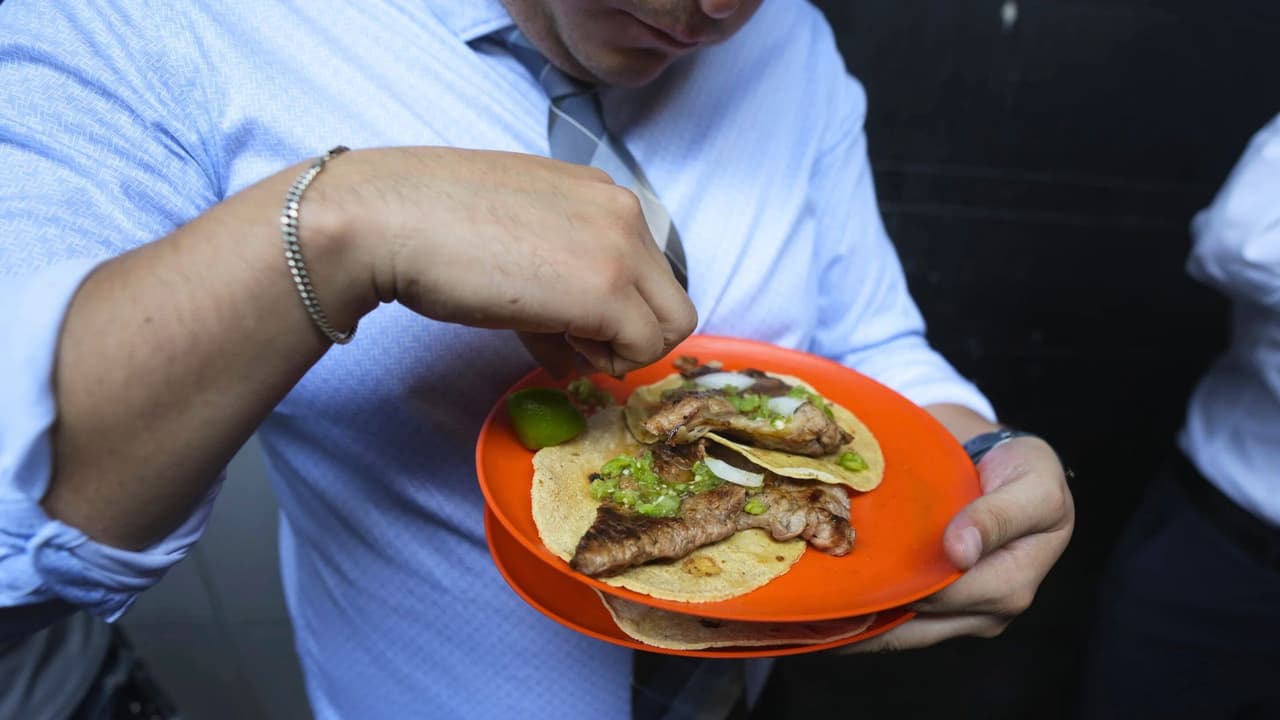 <h3 class="cms-H3-H3">Un sabor que viaja sin perder identidad</h3> “Durante 56 años, El Califa de León ha sido un secreto local codiciado”, dijo
<a href="https://gringoapp.com/brian/" target="_blank">Brian Krupski, fundador de GrinGO</a>, al anunciar el evento.
<b>“Queremos compartir esa experiencia con Dallas sin perder su esencia”</b>.
<br>Para muchos mexicanos en Texas, esta visita representa más que una comida:
<b> es una conexión emocional con su tierra.</b>
<br>No es un restaurante de lujo, sino
<b> un lugar donde el sabor manda.</b>
<br>Un taco sencillo, directo, honesto.
<br>Y, como suele pasar con lo bueno, solo estará por tiempo limitado.