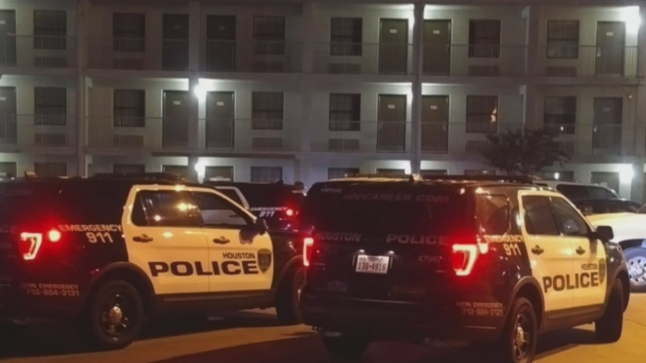 Muere hombre tras ser apuñalado durante un supuesto altercado en el cuarto de un motel al oeste de Houston