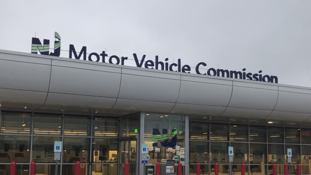 <b><a href="https://www.univision.com/local/nueva-york-wxtv/licencias-de-conducir-para-indocumentados-en-nueva-jersey-lo-que-debes-saber-video">Licencias de conducir para indocumentados en Nueva Jersey: lo que debes saber </a></b>