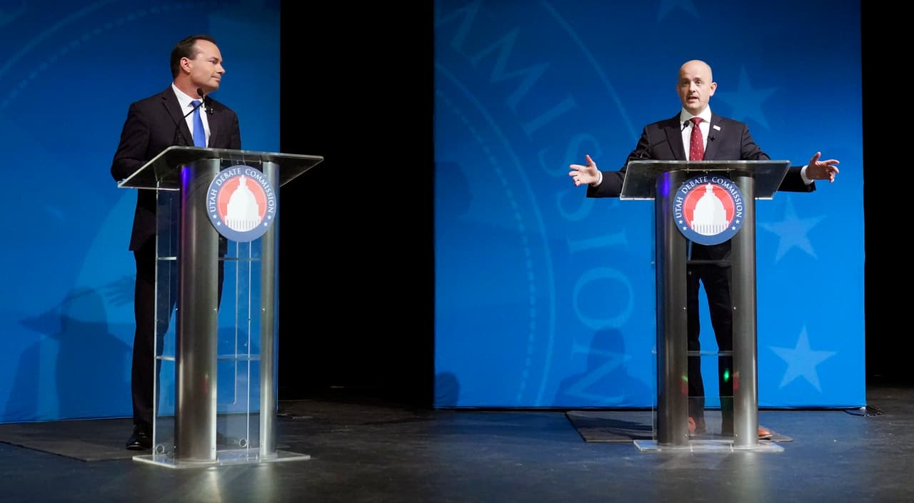 El senador republicano de Utah Mike Lee, a la izquierda, y su contrincante independiente Evan McMullin se enfrentan durante un debate televisado el lunes 17 de octubre de 2022, en Orem, Utah, tres semanas antes del día de las elecciones.