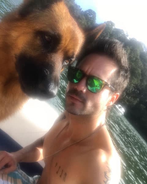 Cada vez que puede, Ron lo lleva a sus viajes.