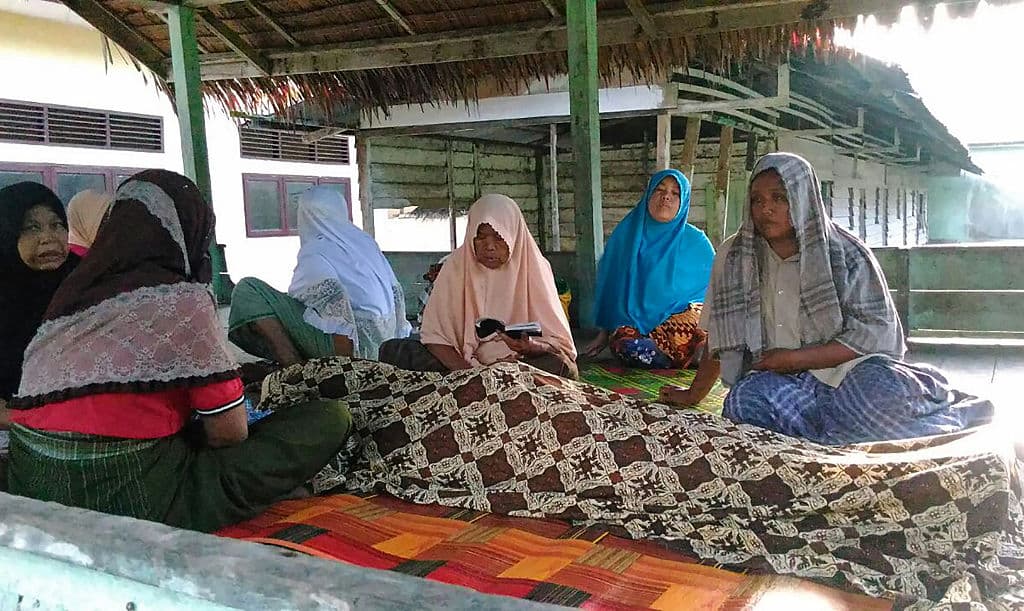 Los familiares de los fallecidos comienzan a velar a las víctimas.