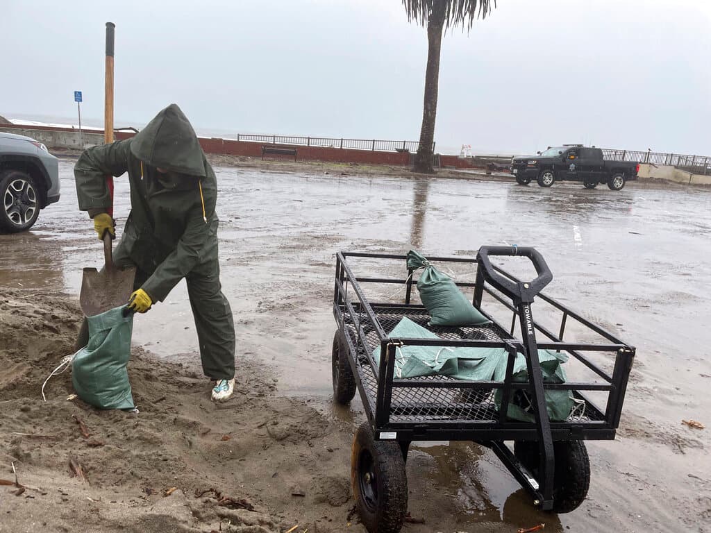 Monterey podría convertirse en una isla por el nuevo frente de lluvias que afecta California