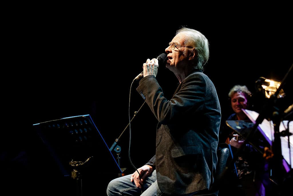 Luis Eduardo Aute continúa hospitalizado y suspende su gira por Latinoamérica