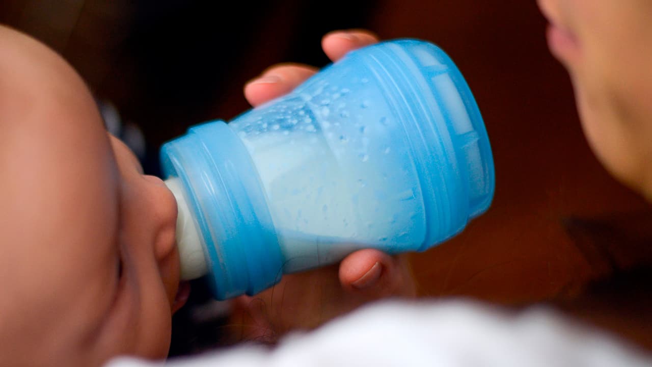 ¿No encuentras leche en fórmula para tu bebé? Médico de Texas explica qué opciones existen