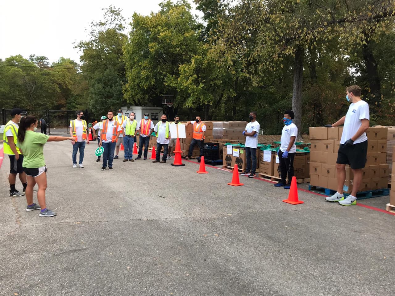 Para proteger la seguridad de los asistentes se pidió a voluntarios y personal del Centro usar mascarillas, guantes y practicar el distanciamiento social.
<br>