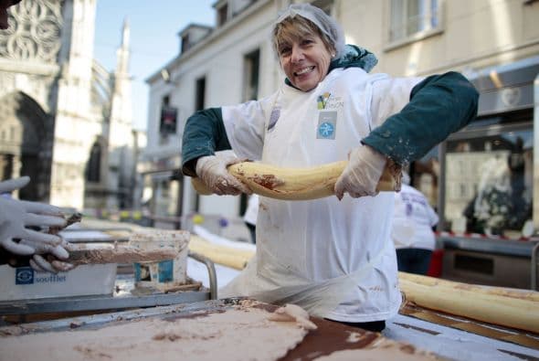 En la ciudad Francesa de Vernon, crearon el tradicional postre "Tronco de Navidad" más grande del mundo, midió 1.4 kilómetros.