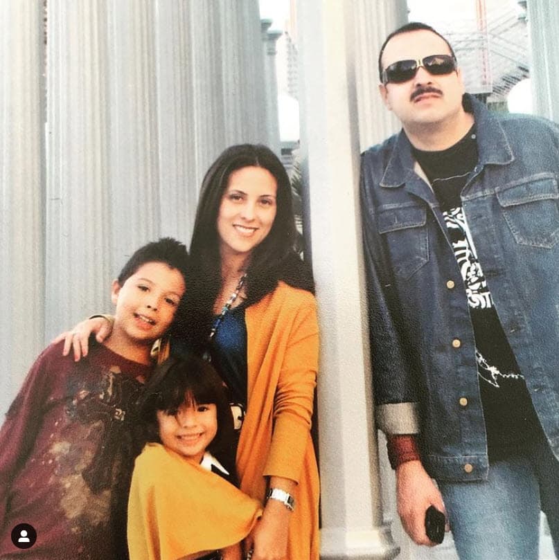 También reconoció en la entrevista que la crianza de sus hijos la ha hecho de la mano de su esposo: "Definitivamente yo sola no podría haber hecho lo que hemos logrado en cuanto a los niños, como familia, o sea, 
<a href="https://www.univision.com/famosos/angela-aguilar-inicio-los-festejos-por-su-cumpleanos-con-un-elegante-y-espectacular-outfit-video">no hay estructura que se sostenga sin dos pilares</a>", sentenció en el programa. 
<br>