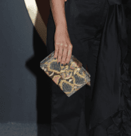 Una combinación sencilla y audaz que le da un toque a su outfit.