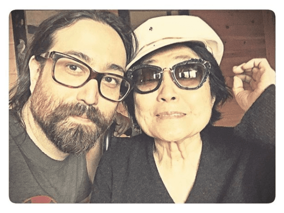 En 1975, John Lennon se habría retirado de la escena musical a fin de criar a su pequeño hijo Sean. En 1980, retomó su carrera junto a Yoko Ono con el álbum 'Double Fantasy', pero Lennon fue asesinado justo tres semanas después del lanzamiento de dicho disco.