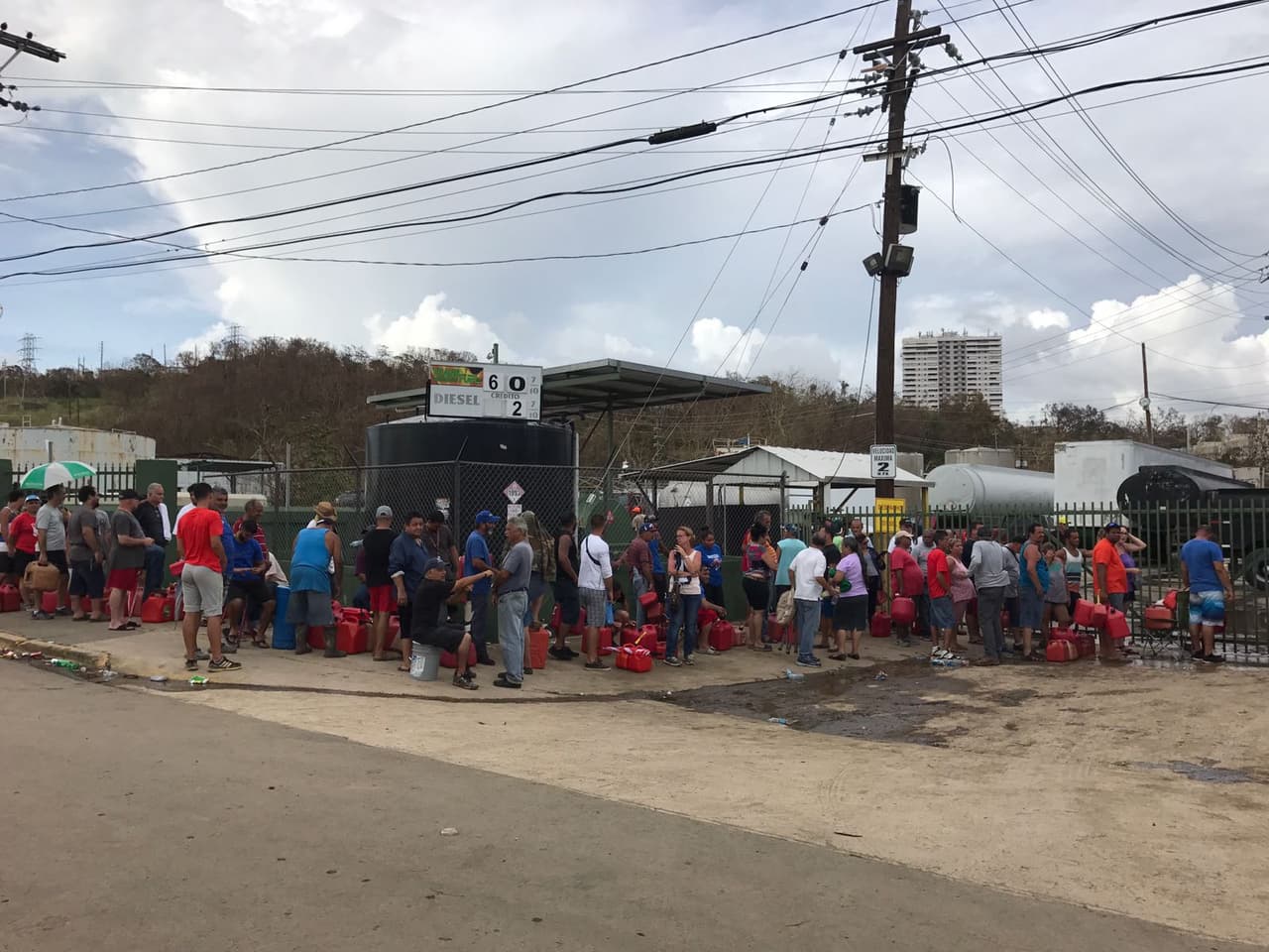 Fila en Petro West. Los vecinos han esperado más de 8 y 9 horas para conseguir gasolina.