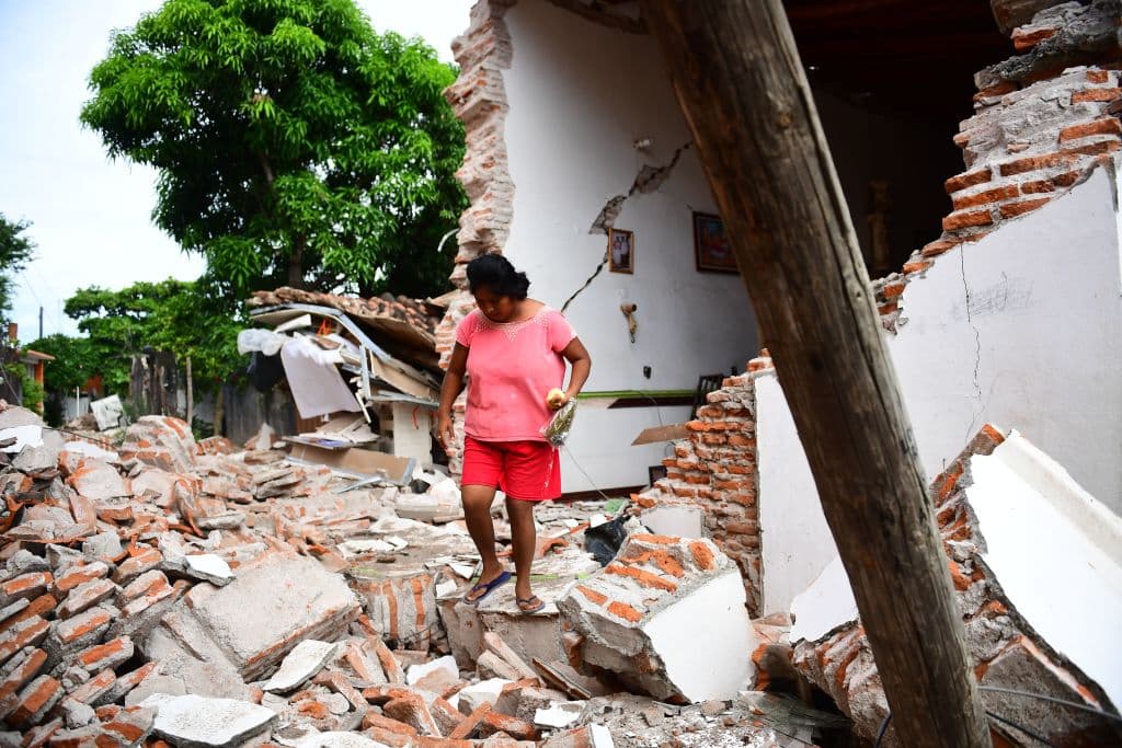 Los estados más afectados por el sismo fueron Michoacán y Chiapas. Por citar solo uno, el poblado de Juchitán en Michoacán quedó destruido, con miles de edificios en ruinas. Hasta el momento las autoridades mexicanas confirmaban el deceso de más de 90 personas y aún había desaparecidos.