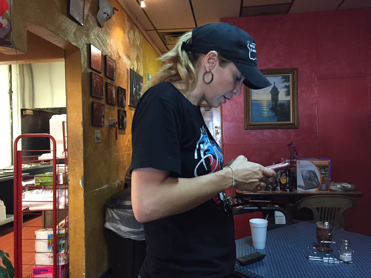 La abuela de 97 años y una tía de Raquel, también de la tercera edad, no podían salir de su casa en San Juan. Aseguraron que pidieron ser evacuada pero que nunca las recogieron y pasaron la tormenta en su vivienda.