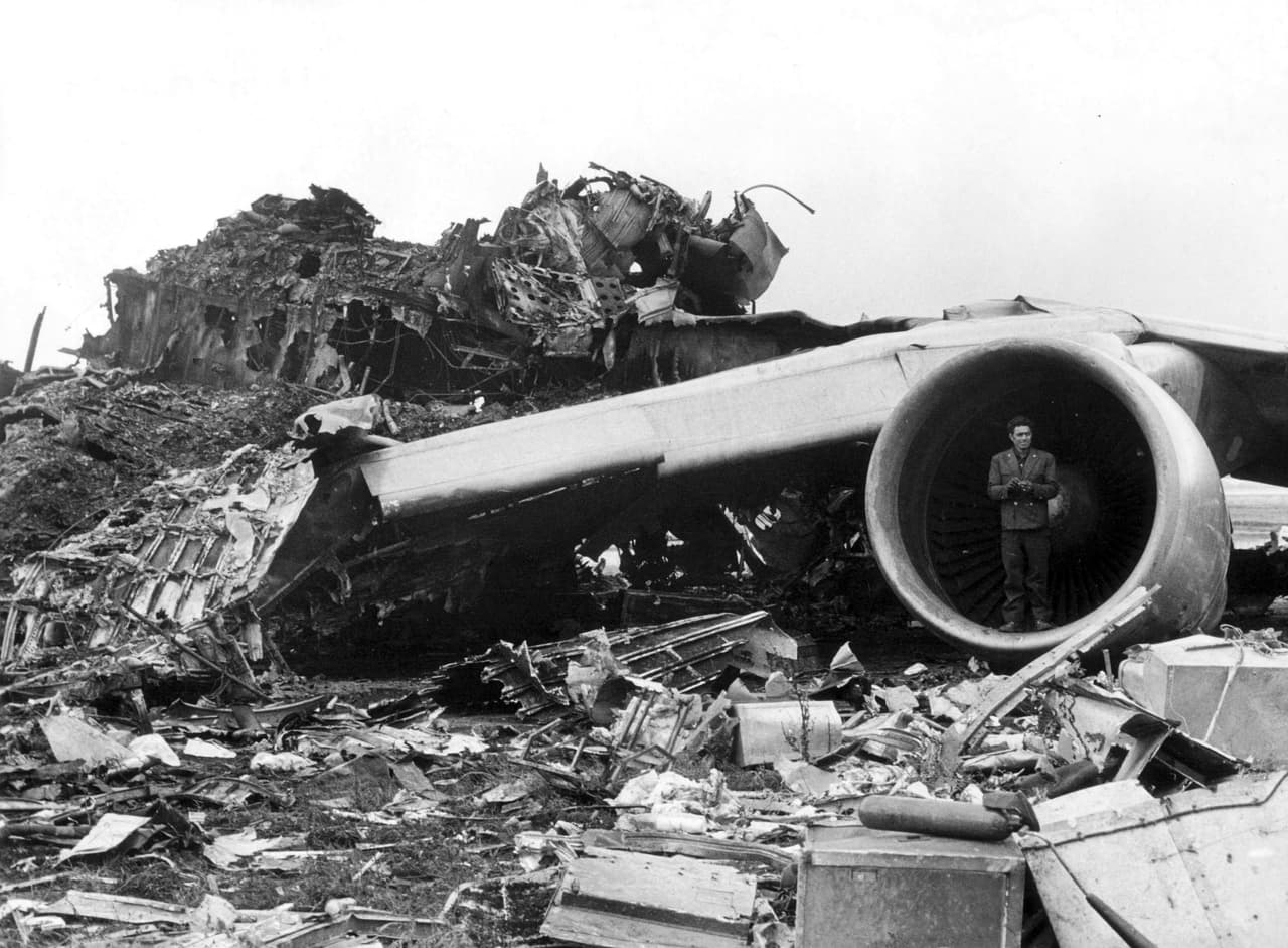 <b>Colisión de dos aviones en el aeropuerto de Tenerife, España, 1977. </b>Confundidos por la neblina y la mala comunicación, la tripulación de un vuelo de KLM intentó despegar cuando un vuelo de Pan Am continuaba trasladándose sobre la misma pista en dirección contraria. No hubo sobrevivientes en el vuelo de KLM mientras que en el de Pan Am sobrevivieron 61 de los 396 pasajeros. Esta es considerada la mayor tragedia aérea no intencional de la historia de la aviación. En total 
<b>583 personas fallecieron en el accidente. </b>