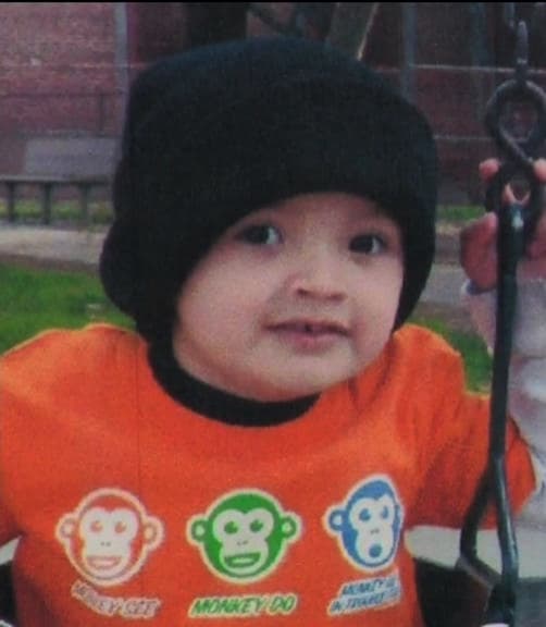 Debajo de una cobija de la que salieron un par de cucarachas al ser removida, se encontraba el cuerpo de un niño esquelético, pálido, rígido y en posición fetal.