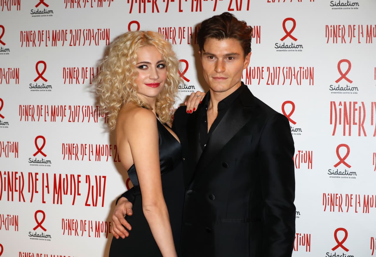 Después de seis años de noviazgo, se casan Pixie Lott y el modelo Oliver Cheshire. El compromiso se selló en St Paul’s Cathedral y fue anunciado por Instagram.