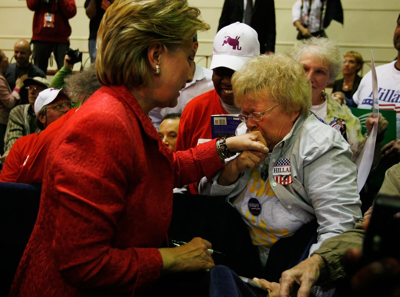 Una mujer besa la mano de Clinton en Harrisburg, Pennsylvania, cuando aspiraba la nominación demócrata en abril de 2008.