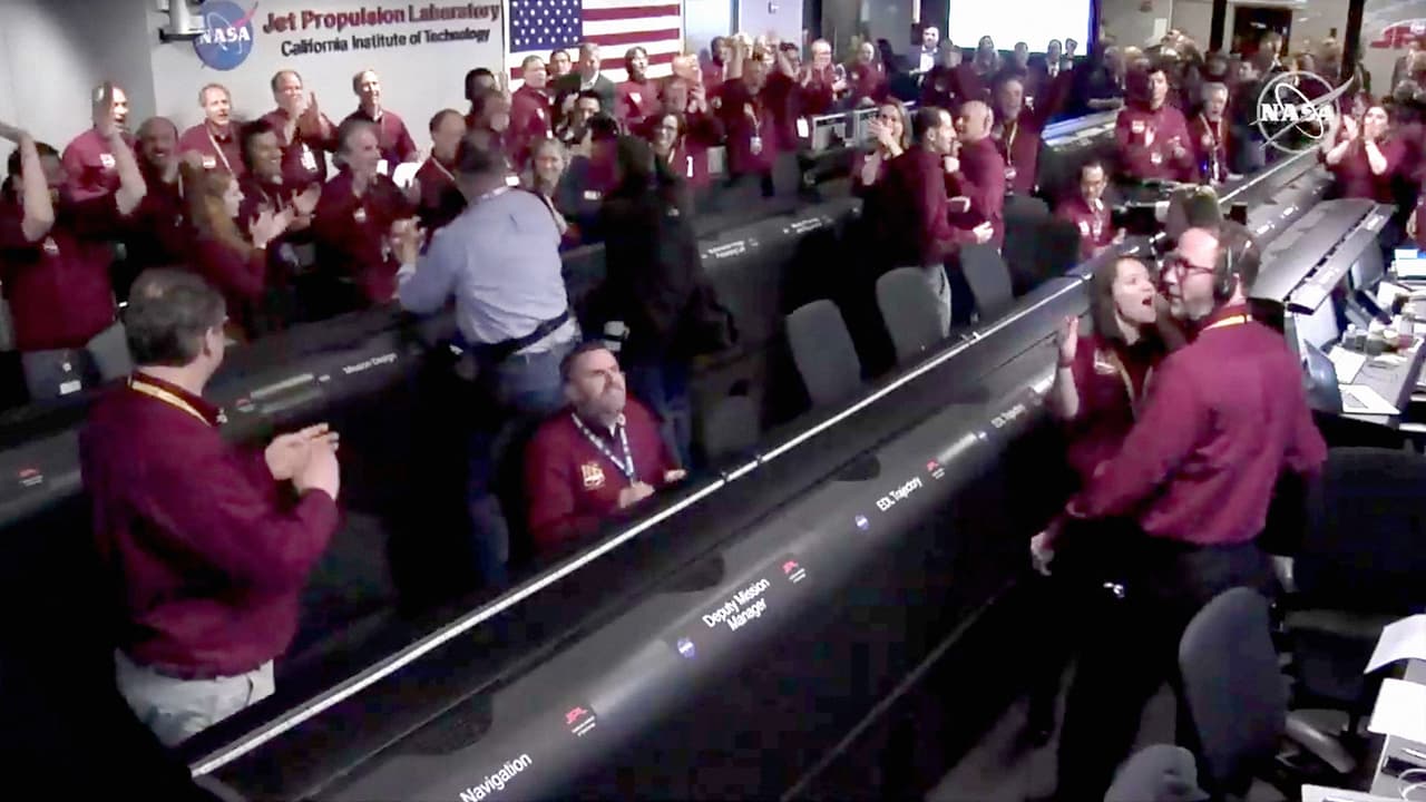 El momento que el equipo confirmó que el amartizaje fue exitoso. La confirmación del aterrizaje se envió a la Tierra a través de dos satélites experimentales que han rastreado la sonda hasta su destino.