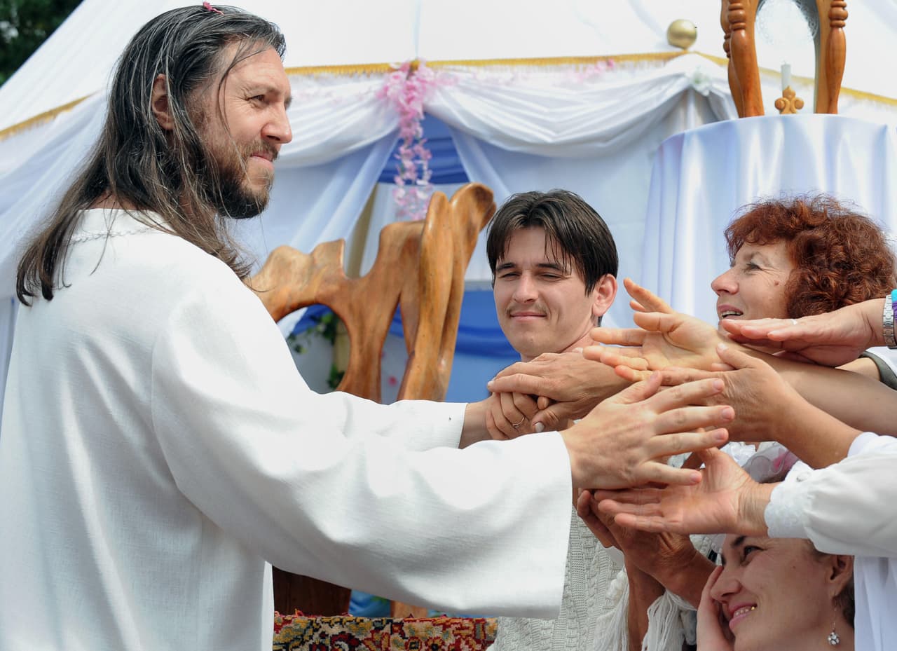 De acuerdo con
<i><a href="https://www.themoscowtimes.com/2020/09/22/russian-authorities-storm-siberian-commune-arrest-messianic-cult-leader-a71504" target="_blank">The Moscow Times</a></i>, miles de sus seguidores -entre los que hay rusos y extranjeros-
<b>viven en un conjunto de aldeas remotas en Krasnoyarsk, dentro de Siberia, además de contar los años a partir de 1961</b>, año en el que nació Torop y celebrar la navidad el 14 de enero, día de su cumpleaños.
<br>